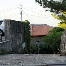 首里金城町石畳道 （坂道）の入口（最上部）