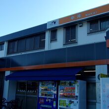 、白、赤のシンプルなデザインの建物