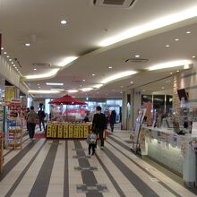 建物内部は想像以上に広くて、中央にコンシェルジェがある。