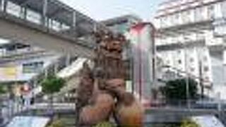 壺屋通りに設置された壺屋シーサーとは兄弟