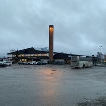 ターミナルの建物。バス乗り場は反対側です。