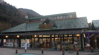 西武秩父線・芦ヶ久保駅の真下にある道の駅です