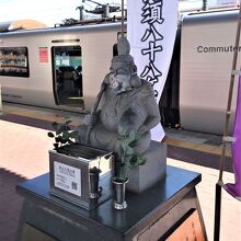 駅のホームに恵比須像はめずらしい