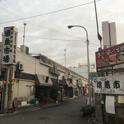 通り沿い店並ぶ