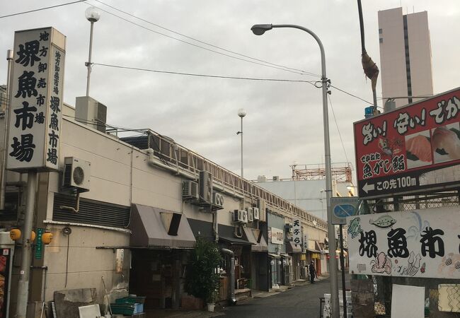 通り沿い店並ぶ