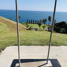 ブランコに乗って　モアイを望む…幸せ～