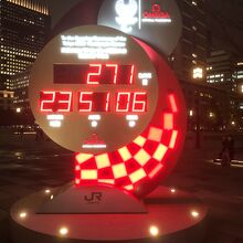 夜景の中、目を引きます。