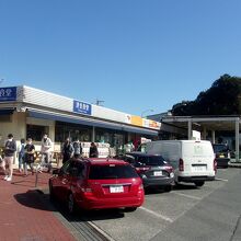 駐車スペースの最前部に行かないとトイレも売店もない