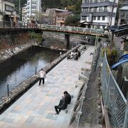 足湯に浸かって心地よい散策