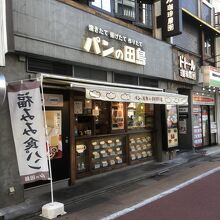 駅前にあります。