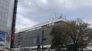 JR新宿駅真上のファッションビル。