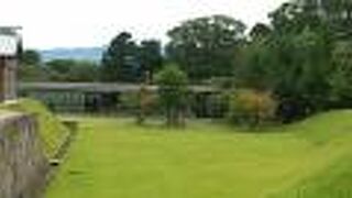 鶴の丸休憩館があります