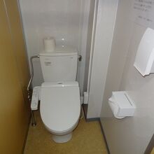 共用のトイレは、リフォームされたばかりで綺麗です。