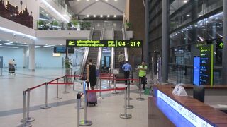 パスポートと航空券のバウチャーの確認が行われます