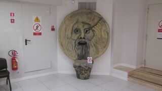 真実の口のレプリカがありました