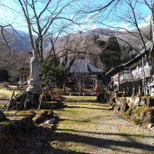 写真の右側に広い駐車スペースがあります。