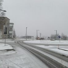 フィンランド側から。中央の平たい建物がバスステーションです。