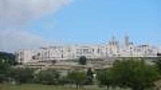 丘の上の白い丸い街