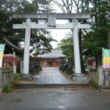 和楽備神社の山門から本社殿を見通した様子です。端正な神社です