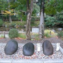 和楽備神社の力石です。神事用の三体の力石が祀られています。