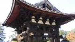 大きな鐘があります