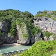 岩の下にこじんまりしたビーチ