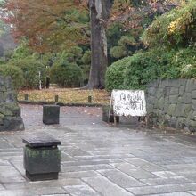 蕨城の石垣が、残っている蕨城跡公園の入口です。石垣が健在です