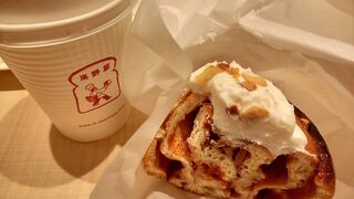 池袋駅構内（西口より）。シナモンロールが美味しい。席にコンセントあり。