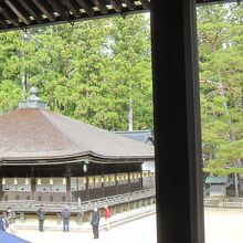 堂内からの御影道堂の様子