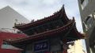 柱の装飾や上部の彩色が鮮やかな門