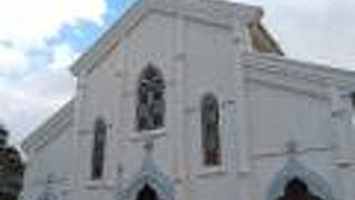 まさしく白亜の教会です。