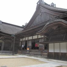 屋根上に天水桶がおかれた主殿の様子