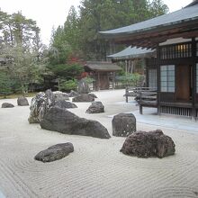 蟠龍庭と茶室「真松庵」の様子です