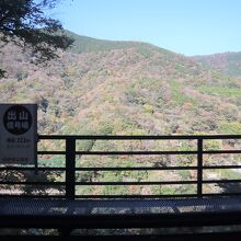 信号所に停車している列車から