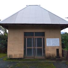 復元された牢屋跡。