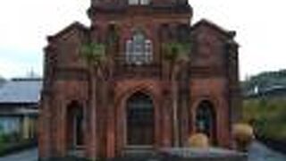 教会ファサードは1912年建造。