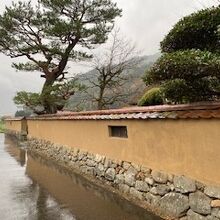 旧家を取り囲む壁