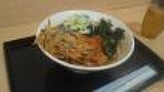 駅前にある昔ながらの立ち食いそば