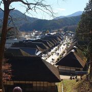 古き街並みとお土産店