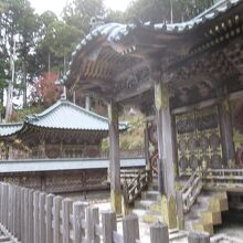 東照宮（家康霊屋）と奥に並ぶ御霊屋（秀忠霊屋）