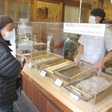 「やきもち」等の販売コーナー