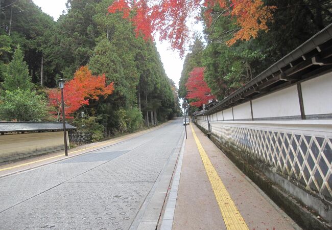 坂の上にひっそり佇む小さな参籠所