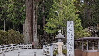 厳かで神秘的な雰囲気が漂います