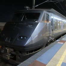 宮崎空港駅に停車中の「ひゅうが」