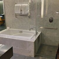 バスルームだけで1部屋分の広さです