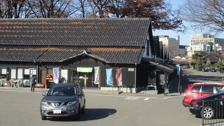 湊町・酒田のシンボルの山居倉庫は、日本一の米「山居米」の巨大倉庫です。