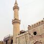高い塔が目立つ「アルフセインモスク」