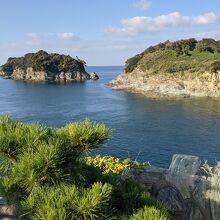 庭園の先の海の景色。右が大島、左は中ノ島