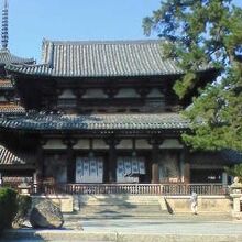 南大門をくぐって参道を直進した先にある門です。