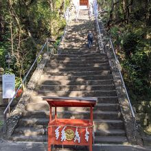 社殿は侍坂と呼ばれる１０８段の石段を登ります